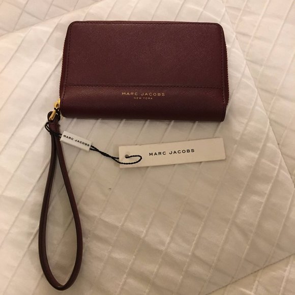 NWT Marc Jacobs Zipper Saffiano Leather Wristlet - Picture 2 of 9